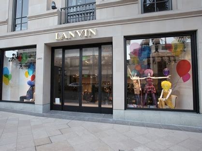 LANVIN lands for the first time at AMOR .